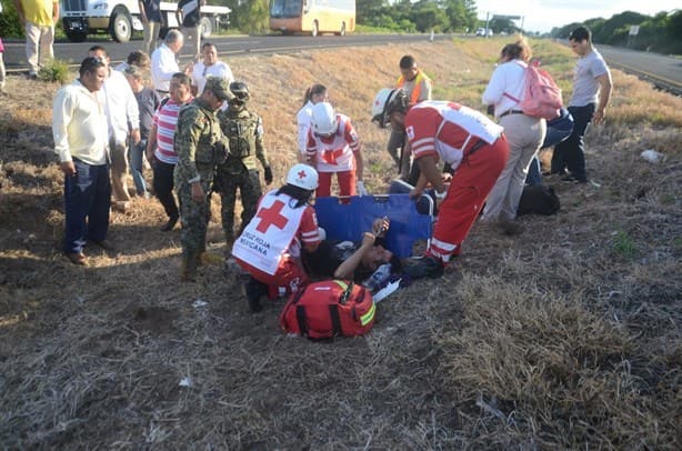 Trabajadores sufren volcadura en carretera de Veracruz