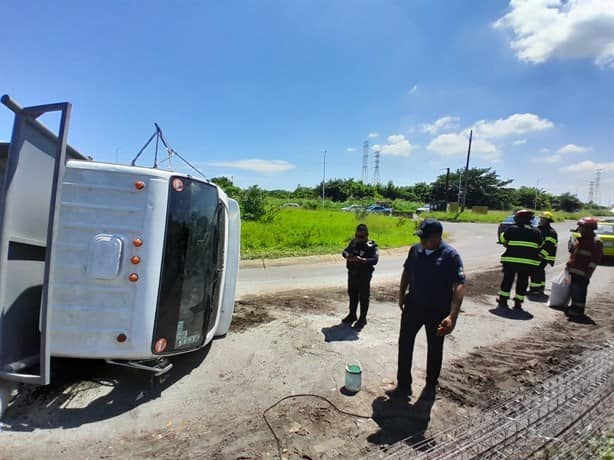 Vuelca tractocamión de cemento en el Nuevo Veracruz | VIDEO