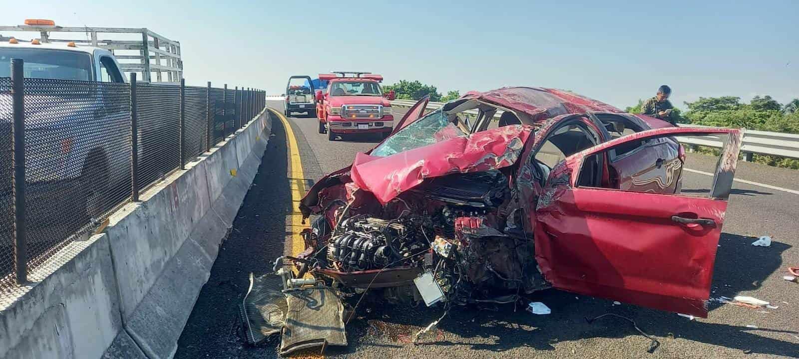 Conductora se estrella contra muro del libramiento de Cardel