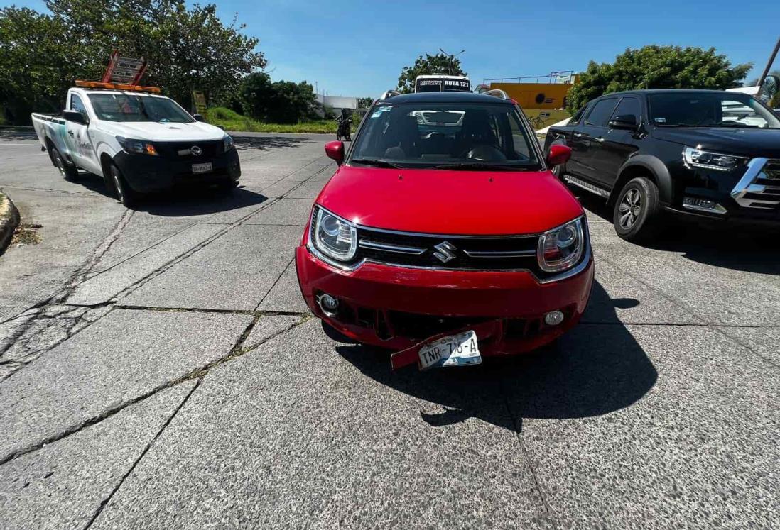 Automovilista atropella a motociclista por ir en el celular en Puente Moreno