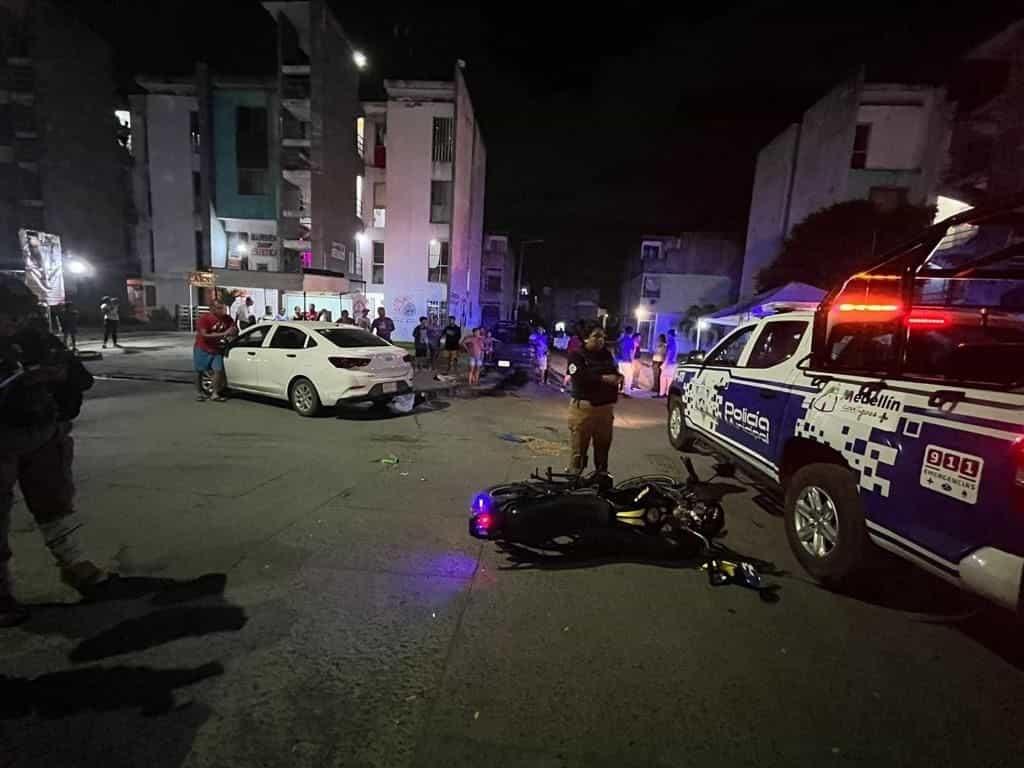 Motociclista es impactado por automóvil en Lagos de Puente Moreno