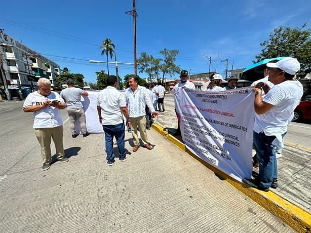 Se manifiestan trabajadores del ISSSTE en Veracruz en avenida Díaz Mirón | VIDEO