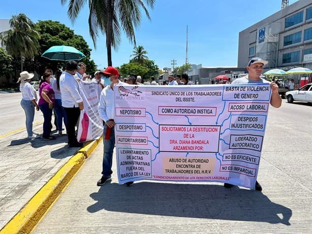 Se manifiestan trabajadores del ISSSTE en Veracruz en avenida Díaz Mirón | VIDEO