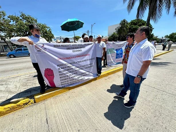 Se manifiestan trabajadores del ISSSTE en Veracruz en avenida Díaz Mirón | VIDEO