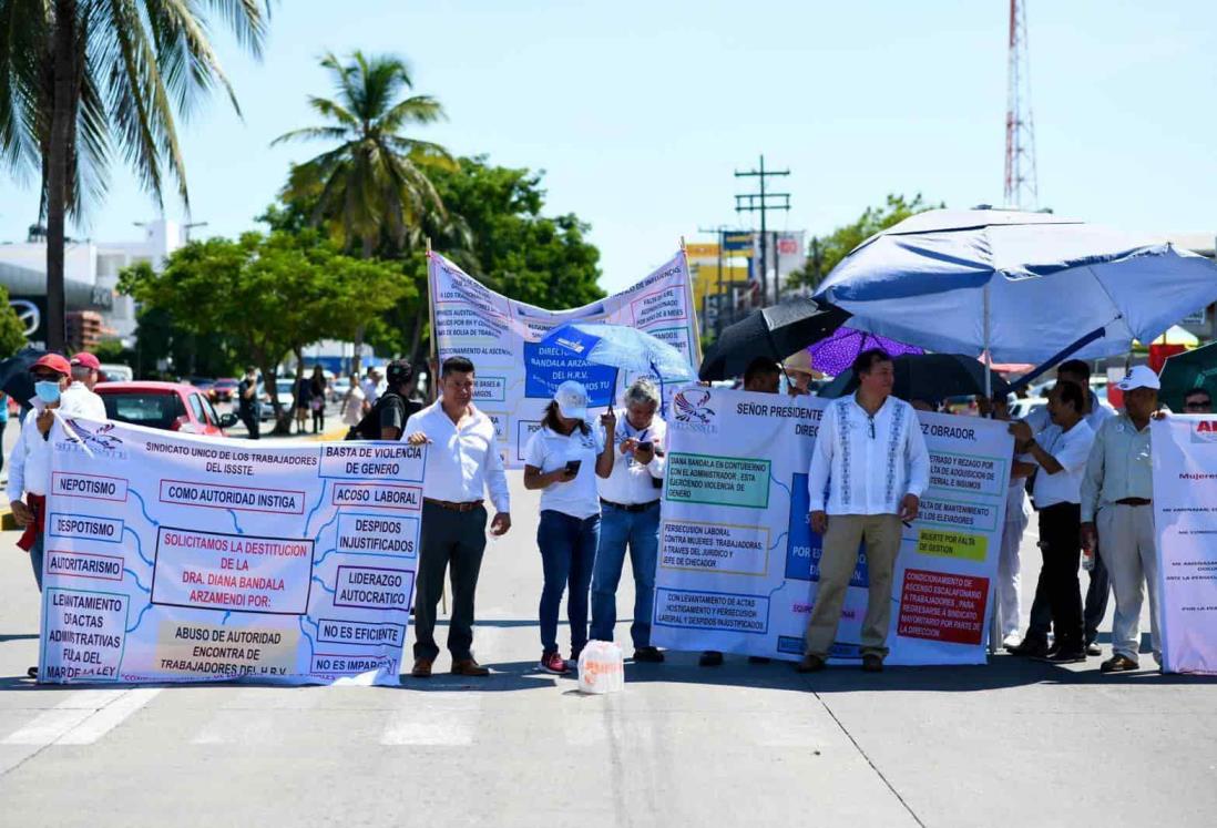 Se manifiestan trabajadores del ISSSTE en Veracruz en avenida Díaz Mirón | VIDEO