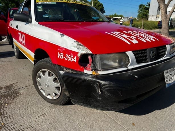 Taxi choca a motociclistas menores de edad en Lagos de Puente Moreno, en Veracruz