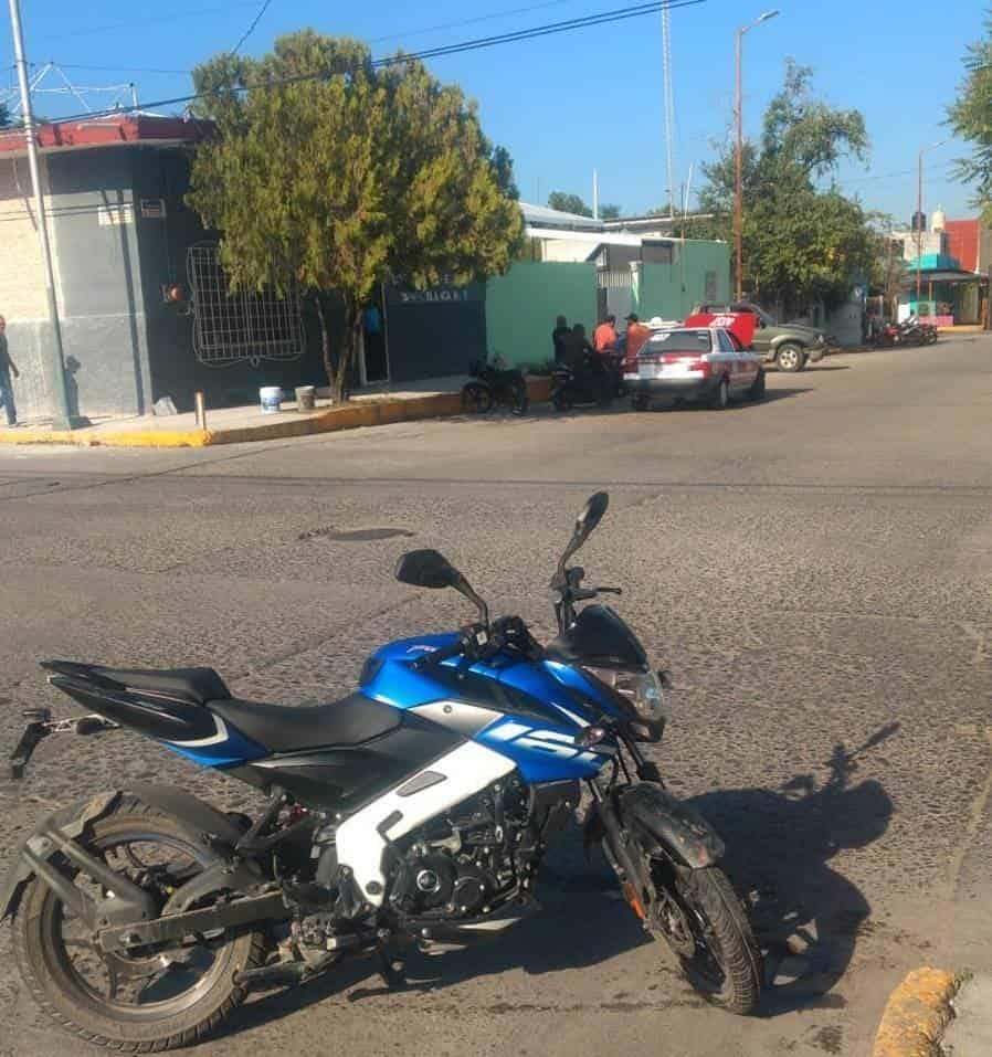 Mujer lesionada en choque de taxi y moto en Tierra Blanca
