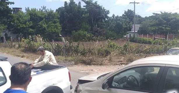 Camioneta choca contra un automóvil en Paso de Ovejas