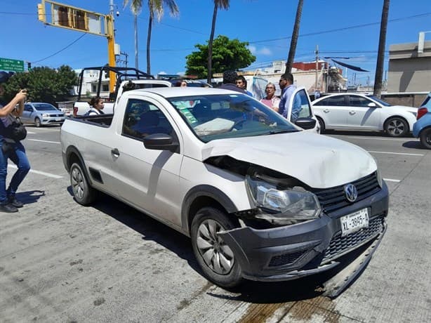 Camioneta choca a moto y atropella a dos peatones en avenida de Veracruz