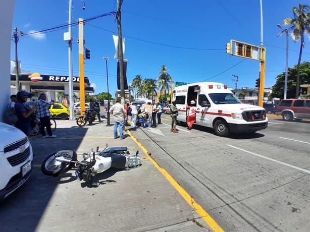 Camioneta choca a moto y atropella a dos peatones en avenida de Veracruz