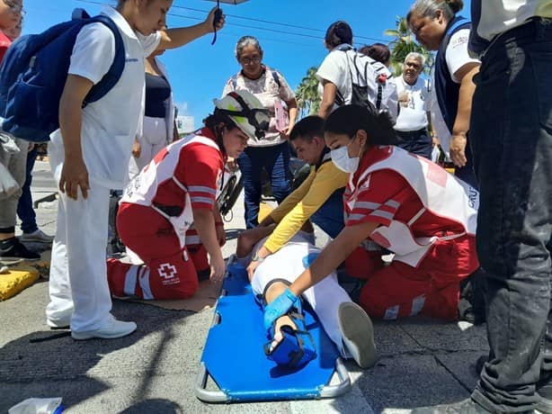 Camioneta choca a moto y atropella a dos peatones en avenida de Veracruz