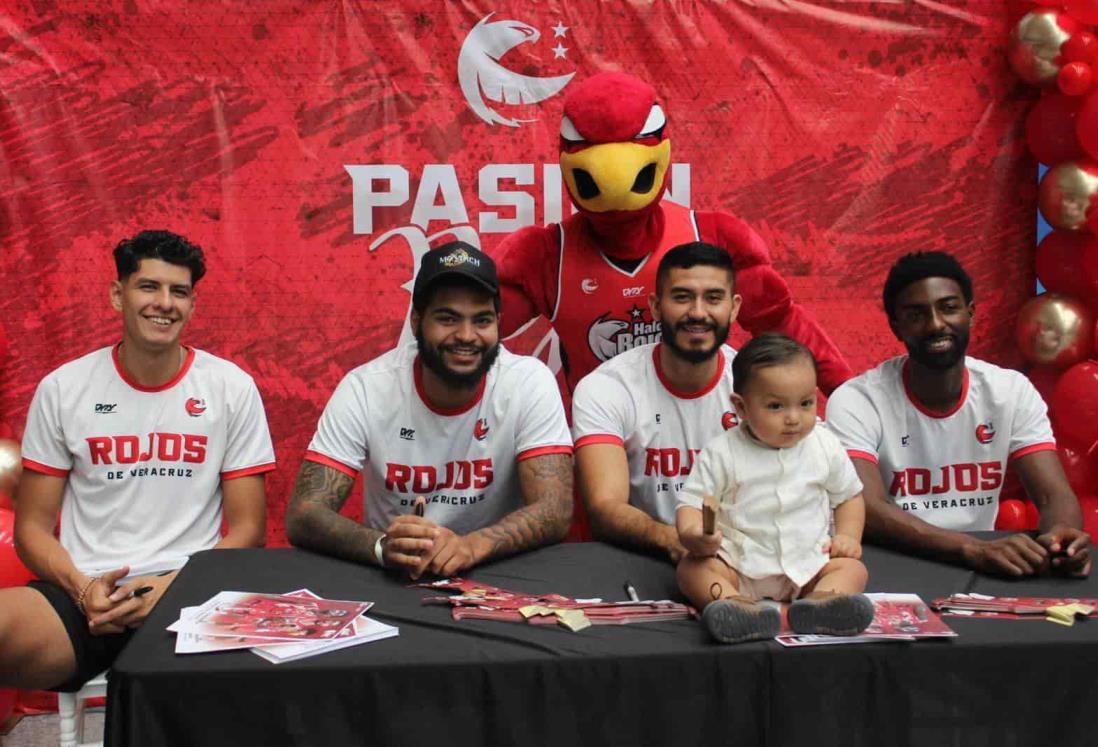 Realiza Halcones Rojos Meet & Greet en plaza boqueña