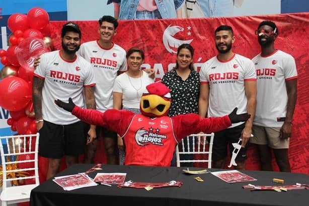 Realiza Halcones Rojos Meet & Greet en plaza boqueña