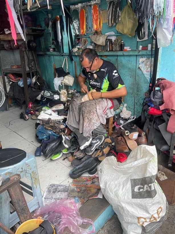 Julio César, 25 años reviviendo zapatos en la zona del mercado del puerto de Veracruz