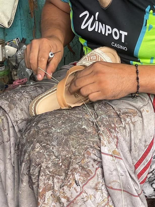 Julio César, 25 años reviviendo zapatos en la zona del mercado del puerto de Veracruz