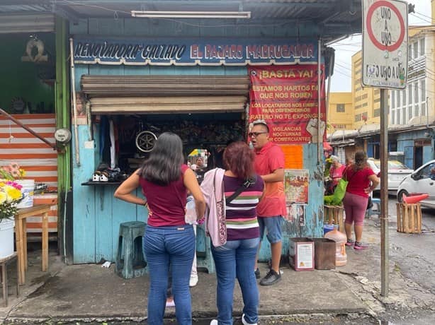 Julio César, 25 años reviviendo zapatos en la zona del mercado del puerto de Veracruz