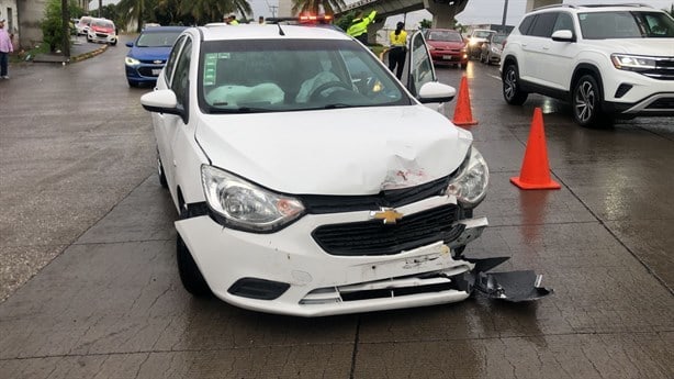 Lluvias provocan volcadura de un taxi en avenida Ejército Mexicano, en Veracruz | VIDEO