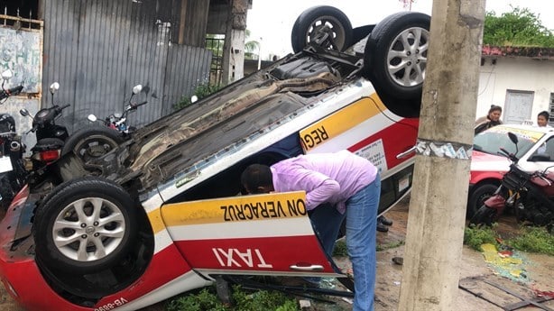 Lluvias provocan volcadura de un taxi en avenida Ejército Mexicano, en Veracruz | VIDEO