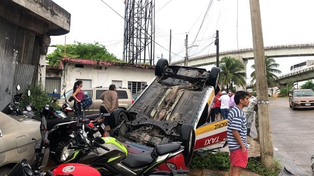 Lluvias provocan volcadura de un taxi en avenida Ejército Mexicano, en Veracruz | VIDEO