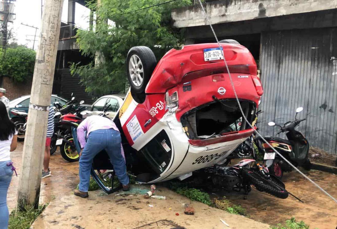 Lluvias provocan volcadura de un taxi en avenida Ejército Mexicano, en Veracruz | VIDEO