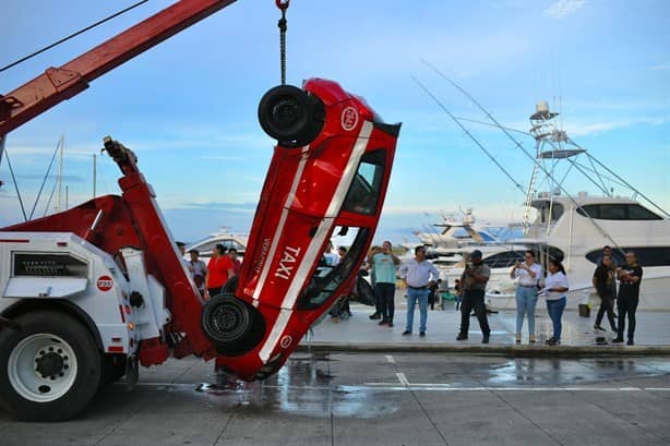 Sacan taxi caído al mar en bulevar de Veracruz | VIDEO