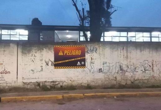 ¡Peligro latente! Barda de bachillerato de Xalapa, a punto de colapsar