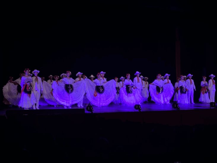 La compañía de danza folklórica Cristóbal Colón presentó ‘Sabor a Veracruz’