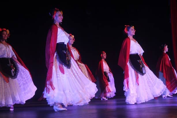 La compañía de danza folklórica Cristóbal Colón presentó ‘Sabor a Veracruz’