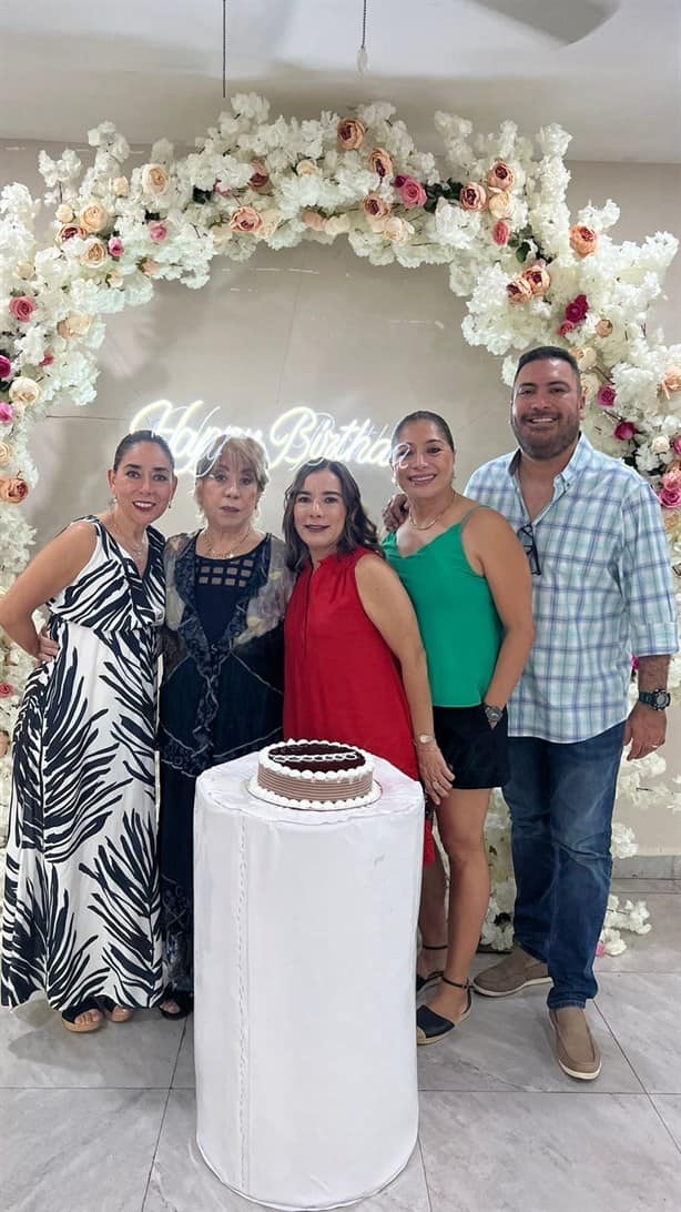 Nohemí Quirasco celebró su no cumpleaños