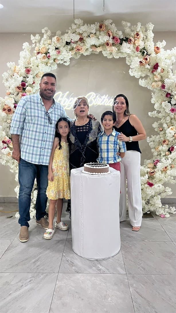 Nohemí Quirasco celebró su no cumpleaños