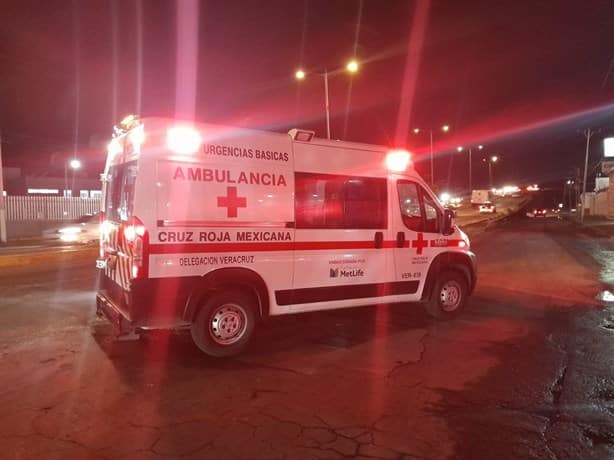 Pareja motociclista derrapa sobre avenida Ejército Mexicano en Veracruz