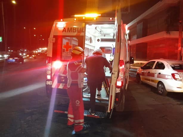 Pareja motociclista derrapa sobre avenida Ejército Mexicano en Veracruz