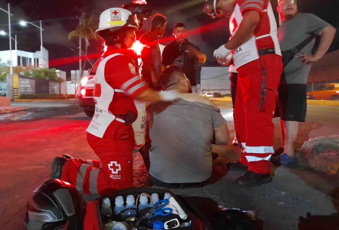 Pareja motociclista derrapa sobre avenida Ejército Mexicano en Veracruz