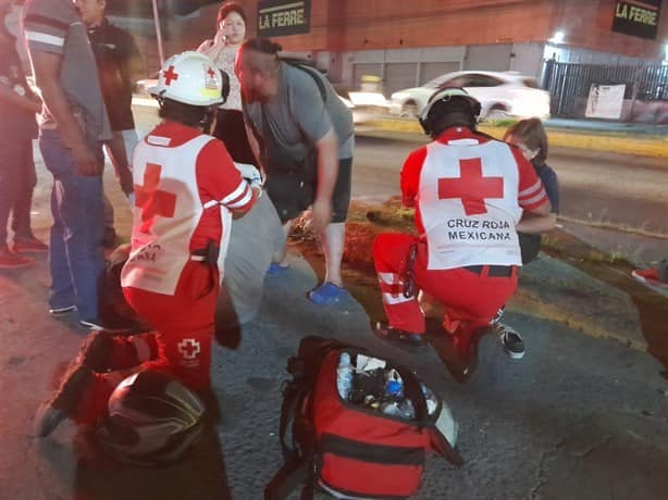 Pareja motociclista derrapa sobre avenida Ejército Mexicano en Veracruz