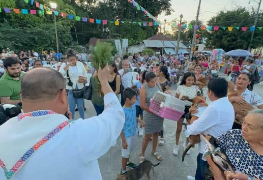 Realizan bendición de mascotas en Tihuatlán | VIDEO