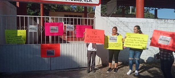 Padres de familia exigen destitución de maestro en Telebachillerato de Puente Jula, Veracruz