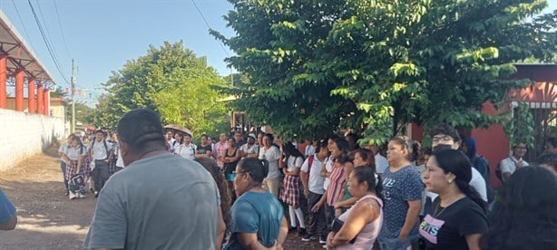 Padres de familia exigen destitución de maestro en Telebachillerato de Puente Jula, Veracruz