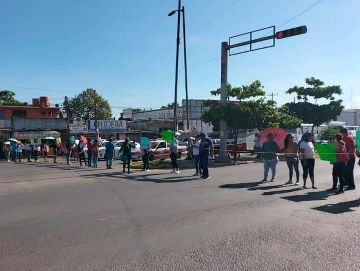 Padres de familia bloquean carretera Veracruz-Xalapa; exigen maestros para secundaria