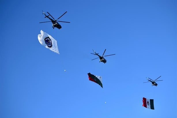 Con desfile y espectáculo pirotécnico conmemoran 202 años de la Armada de México | VIDEO