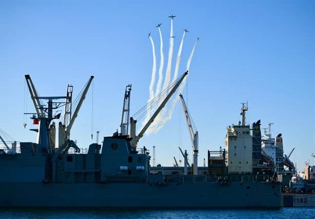 Con desfile y espectáculo pirotécnico conmemoran 202 años de la Armada de México | VIDEO