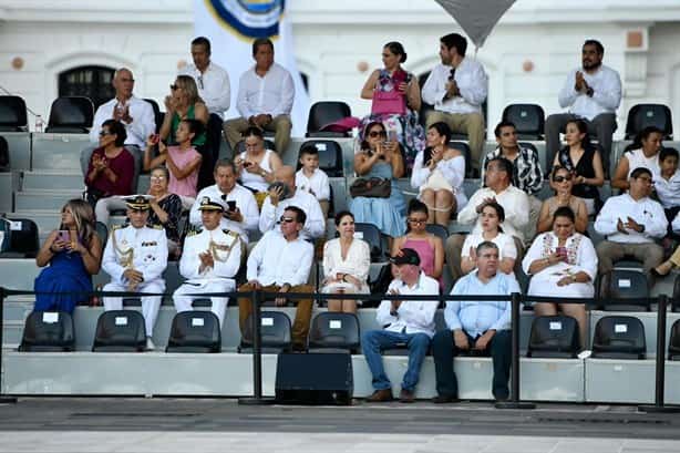 Con desfile y espectáculo pirotécnico conmemoran 202 años de la Armada de México | VIDEO