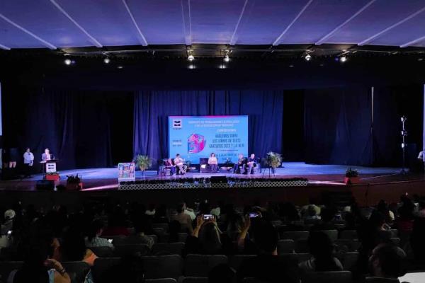 En las aulas, no en hogueras, prueba de fuego de libros de texto en Veracruz