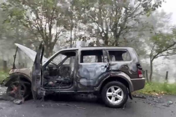 Incendio consume camioneta en la Orizaba-Zongolica (+Video)