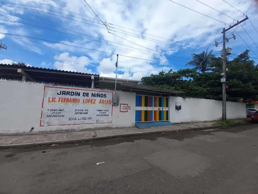 Jardín de niños en Boca del Rio tiene dos semanas sin luz; toman clases al aire libre