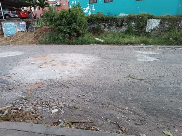 Con baches, así lucen las olvidadas calles del Infonavit Buenavista, en Veracruz