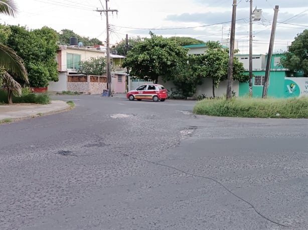 Con baches, así lucen las olvidadas calles del Infonavit Buenavista, en Veracruz