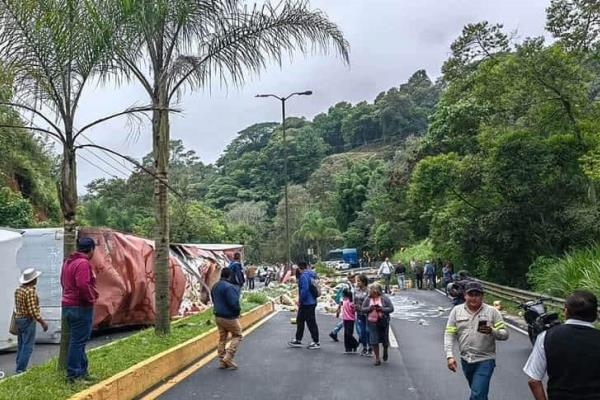 Cerrado bulevar Xalapa- Coatepec por volcadura de tráiler con leche en polvo