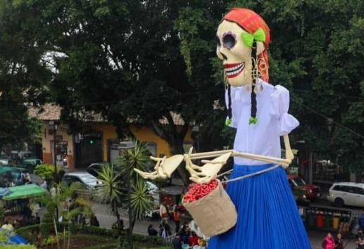 Coatepec alista su segunda Catrina monumental; mide 10 metros