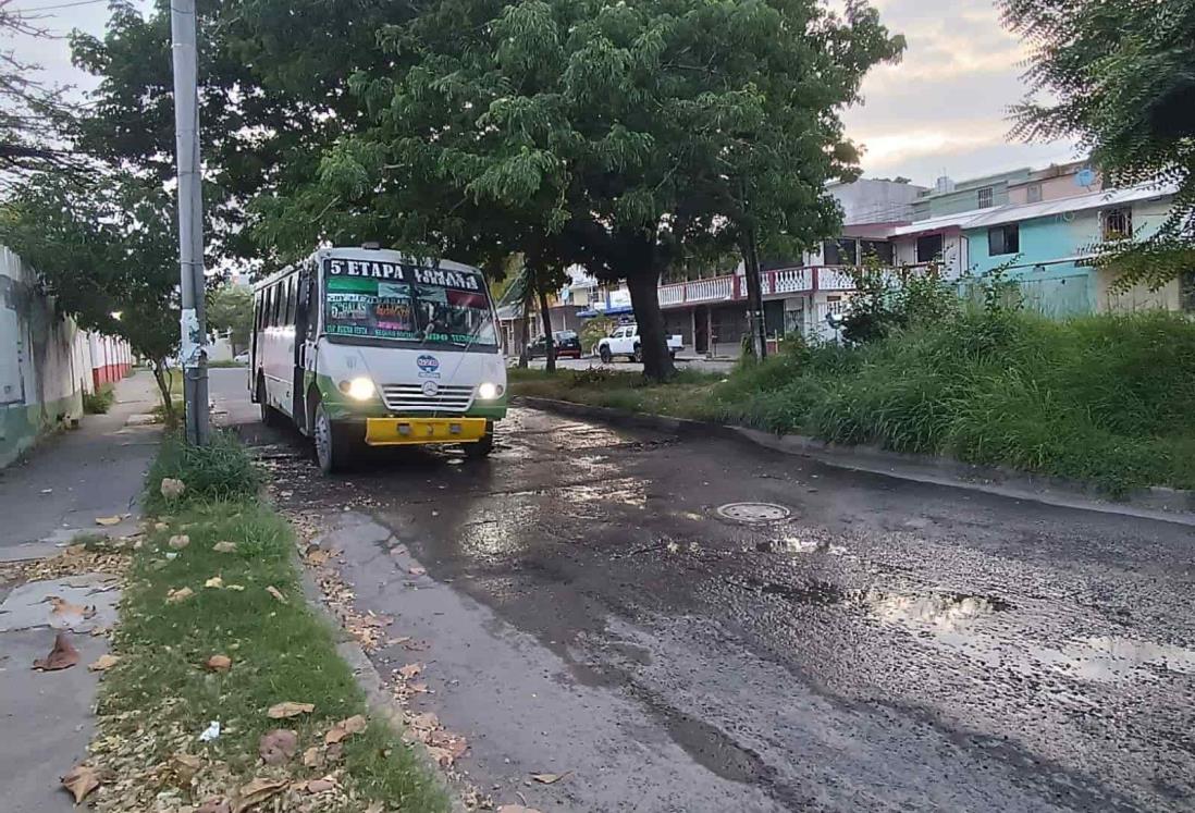 Enormes baches en avenida del fraccionamiento Las Brisas en Veracruz