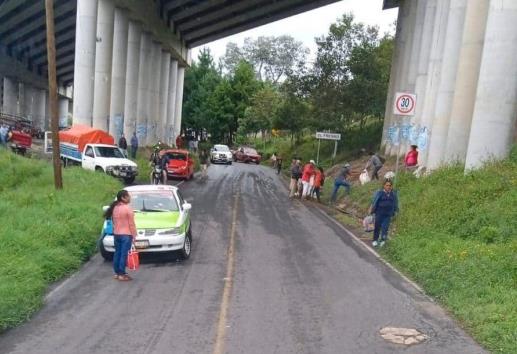 Tráiler cargado de abarrotes es saqueado por pobladores de El Fresno